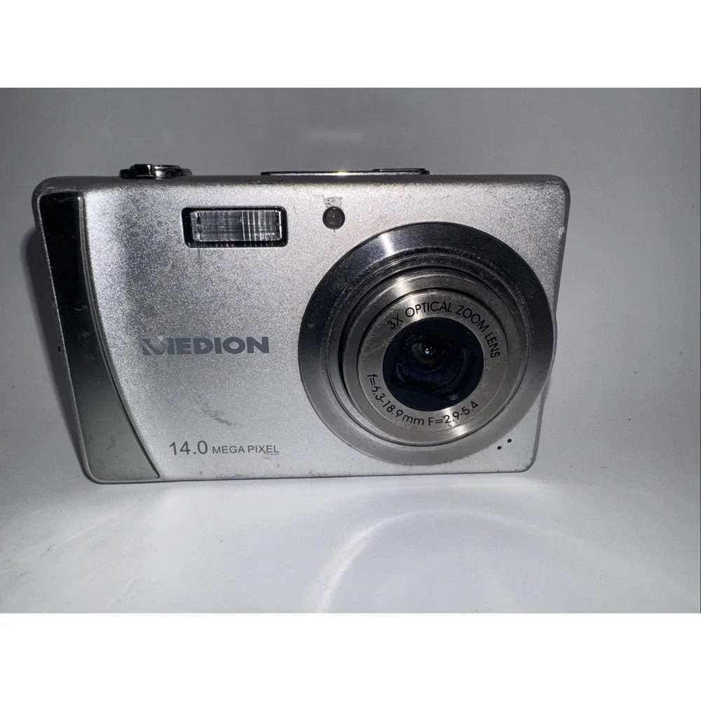 Medion MD 86276 14.0 MP Digital Camera Silver  untested